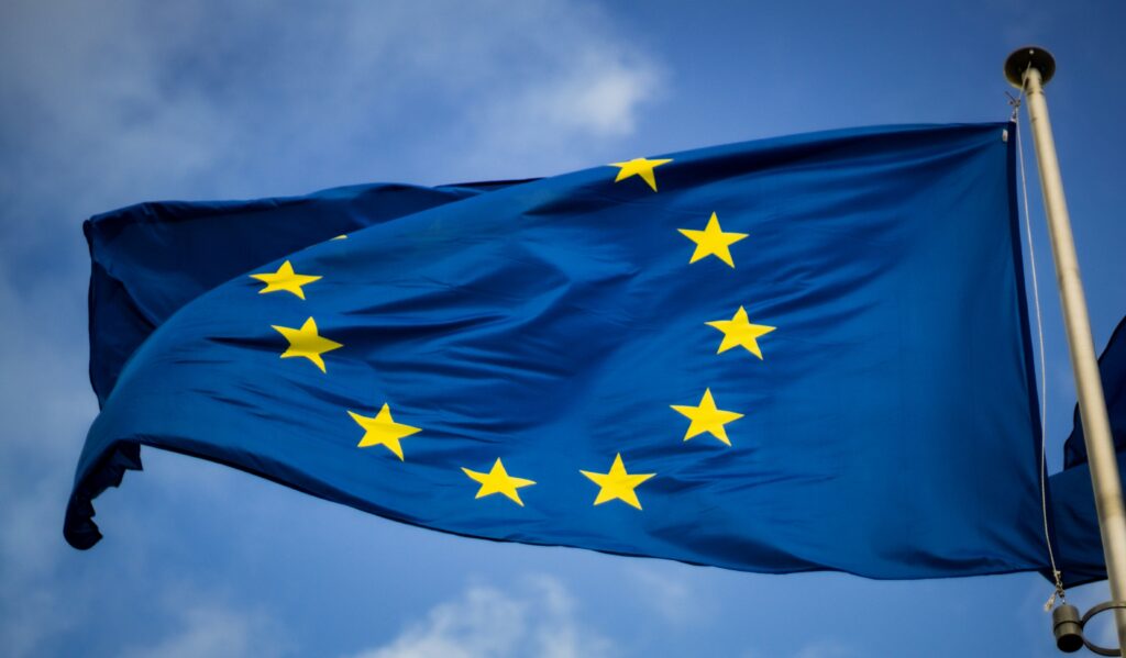 drapeau europe UE jaune bleu étoiles 27 pays européens